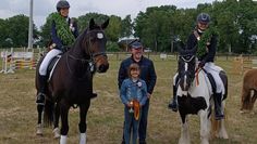 Die amtierenden Majestäten: (v. l.) Simone Heins, Svea Klintworth und Marika Breuer mit dem 1. Vorsitzenden Holger Brandt.