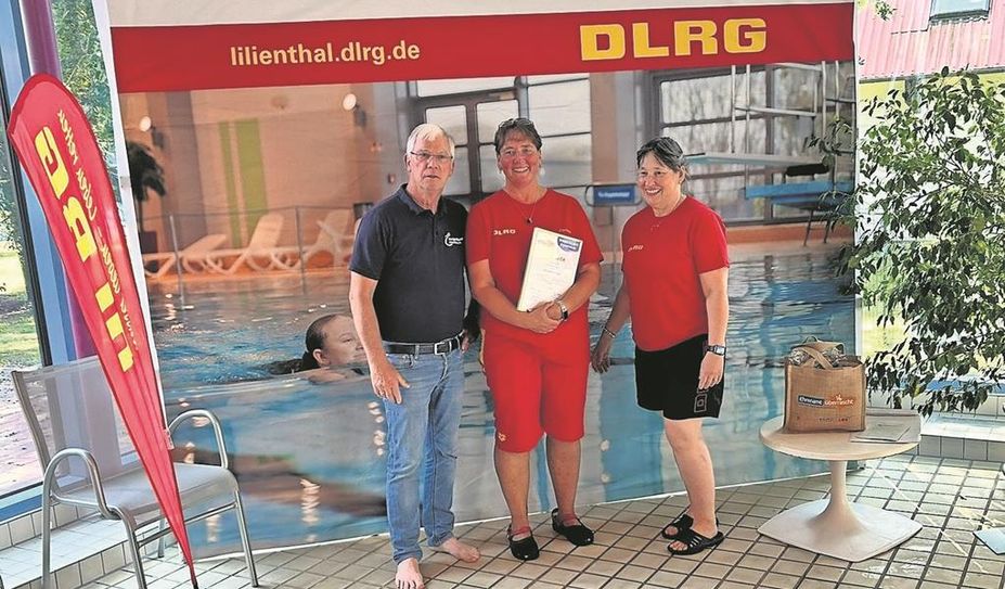 Corinna Cordes (Mitte) ist sichtlich stolz auf ihre ehrenamtliche Arbeit.