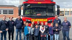 Gruppenfoto vor dem Einsatzfahrzeug