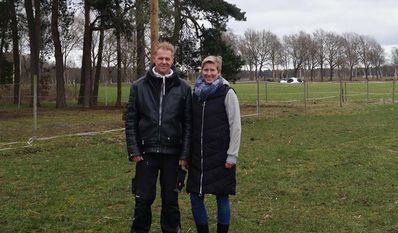 Sven und Bärbel Dubberke hoffen, dass bald die Störche bei ihnen einziehen. Ein ähnliches Nest steht in Plönjeshausen bei Familie Eybe (kl. Bild).