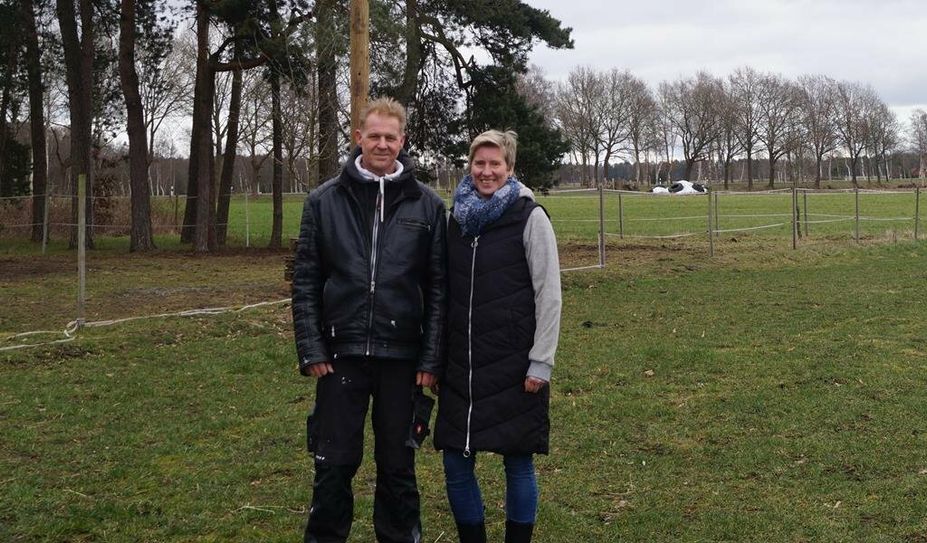 Sven und Bärbel Dubberke hoffen, dass bald die Störche bei ihnen einziehen. Ein ähnliches Nest steht in Plönjeshausen bei Familie Eybe (kl. Bild).