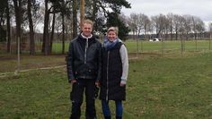 Sven und Bärbel Dubberke hoffen, dass bald die Störche bei ihnen einziehen. Ein ähnliches Nest steht in Plönjeshausen bei Familie Eybe (kl. Bild).