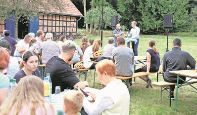Beim Neubürgerempfang begrüßten Bürgermeister Guido Dieckmann und Ali Efetürk im Wechsel auf deutsch und arabisch die Gäste.