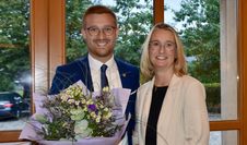 Versammlungsleiterin Kristin Harms und Bürgermeisterkandidat Dirk-Frederik Stelling nach der Wahl.