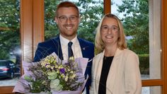 Versammlungsleiterin Kristin Harms und Bürgermeisterkandidat Dirk-Frederik Stelling nach der Wahl.