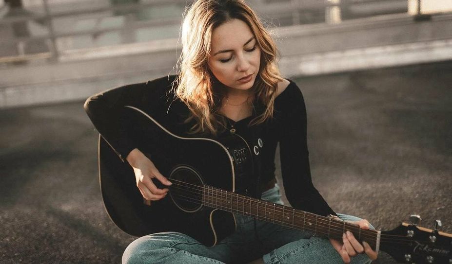 Sängerin Filiz-Sofie präsentiert eigene Songs in mehrere Sprachen - covert aber auch gerne mal bekannte Hits.