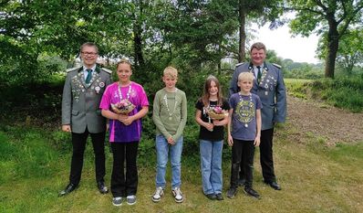 (v. l.) Präsident Jens Burmester, Mia Markowski, Linus von Oesen, Paula Markowski, Cord Köster, Vizepräsident Matthias Grantz.