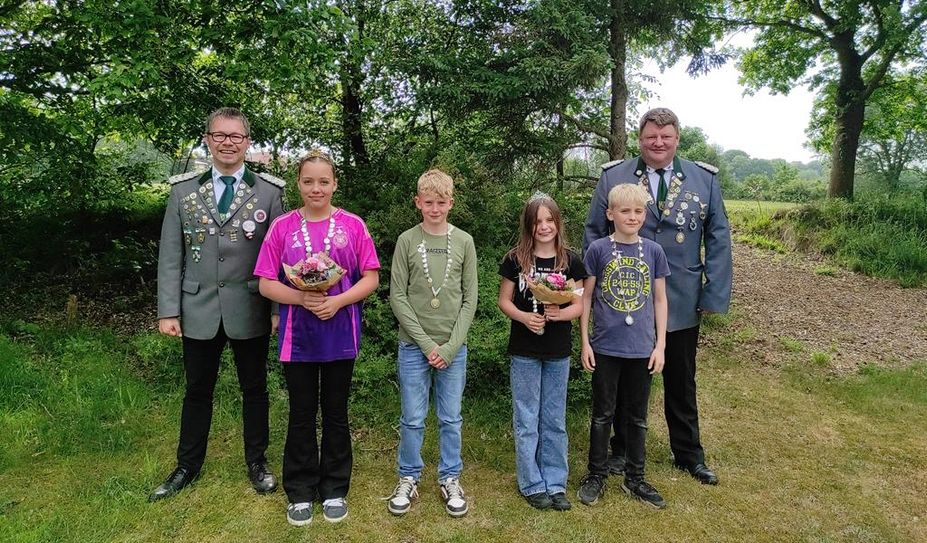 (v. l.) Präsident Jens Burmester, Mia Markowski, Linus von Oesen, Paula Markowski, Cord Köster, Vizepräsident Matthias Grantz.