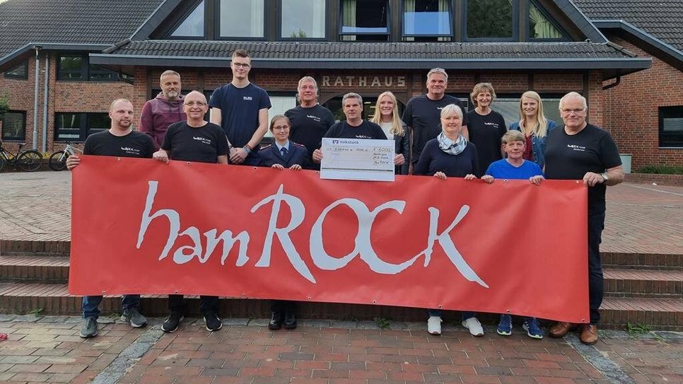 Das erfolgreiche HamRock-Event erbrachte in diesem Jahr einen erfreulichen Überschuss, den die Vertreter des HamRock-Vereins an Hamberger Vereine und Institutionen übergaben. Foto: cne