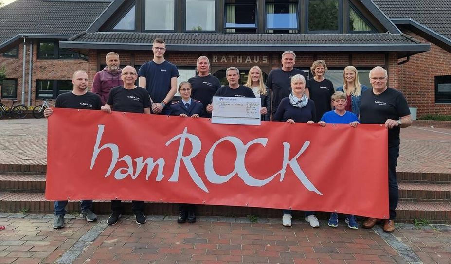 Das erfolgreiche HamRock-Event erbrachte in diesem Jahr einen erfreulichen Überschuss, den die Vertreter des HamRock-Vereins an Hamberger Vereine und Institutionen übergaben. Foto: cne
