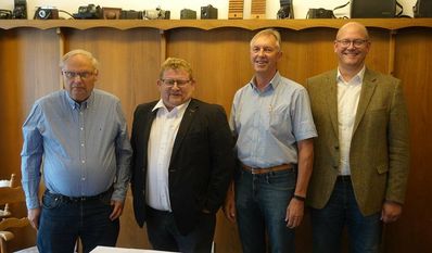 Bernd Wölbern (2. v. li.) und Marco Mohrmann (re.) stellten sich den Fragen von Hubert Fiedler (li.) und Bernd Petersen (WFB).