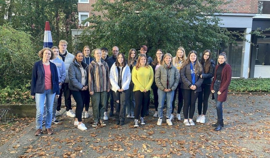 Die Teilnehmenden mit den Referentinnen Birgit Martens (links) und Wibke Gundelsweiler (rechts).