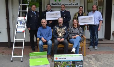 RWG Heinschenwalde Geschäftsführer Heino Böttjer (hinten rechts) freute sich mit den glücklichen Gewinnern und Spendenempfängern.