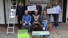 RWG Heinschenwalde Geschäftsführer Heino Böttjer (hinten rechts) freute sich mit den glücklichen Gewinnern und Spendenempfängern.