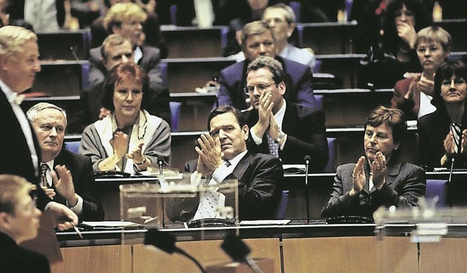 Gerhard Schröder wurde 1998 Bundeskanzler. Das Foto zeigt den SPD-Politiker während der konstituierenden Sitzung des 14. Deutschen Bundestags in Bonn.