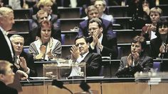 Gerhard Schröder wurde 1998 Bundeskanzler. Das Foto zeigt den SPD-Politiker während der konstituierenden Sitzung des 14. Deutschen Bundestags in Bonn.