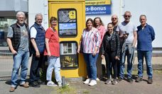 Die Künstlerinnen und Künstler freuen sich über das von Thorsten Eilers (rechts) initiierte Projekt.