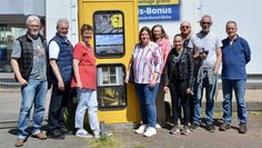 Die Künstlerinnen und Künstler freuen sich über das von Thorsten Eilers (rechts) initiierte Projekt.