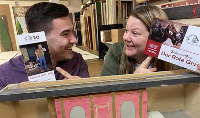 Timon Finke und Tina Stelljes vom Theater in OHZ geben erste Einblicke in die neue Spielzeit 2025/2026 auf der Bühne im Gut Sandbeck.