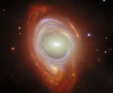 Eine Spirale durch eine kosmische Linse beobachten.