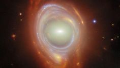 Eine Spirale durch eine kosmische Linse beobachten.