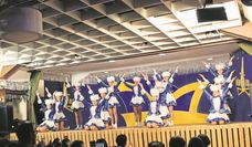 Die Besucher:innen erwartet ein tolles Bühnenprogramm in Schomakers Landgasthof - mit Musik, Tanz und mehr.