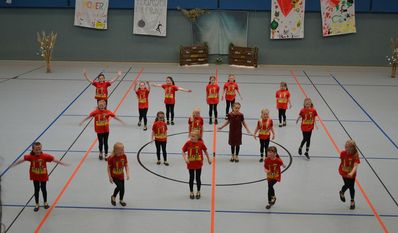 Das Thema Feuerwehr hatten sich die Glinder Minis auf die Fahne geschrieben