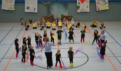 Die Organisatorinnen Johanna Schult und Louisa Mangels starteten den Nachmittag mit ihren kleinen Nachwuchstänzerinnen.