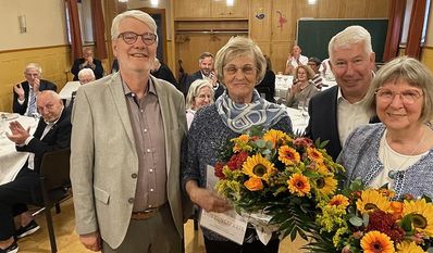 Applaus für Ilse Schröder (Mitte), Arnolt-Preisträgerin 2025. Vorstandsmitglieder Volker Lütjen (links) und Martin Wagener freuten sich über den Super-Vorschlag von Roswitha Strube.