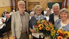 Applaus für Ilse Schröder (Mitte), Arnolt-Preisträgerin 2025. Vorstandsmitglieder Volker Lütjen (links) und Martin Wagener freuten sich über den Super-Vorschlag von Roswitha Strube.