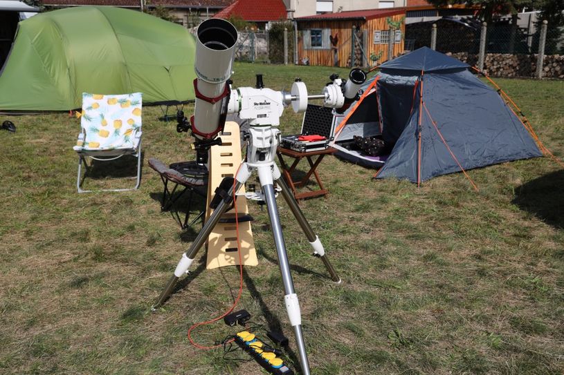 Takahashi-Refraktor und LUNT-LS40-Sonnenteleskop an einer azimutal ausgerichteten AZ-EQ6Pro-Montierung.