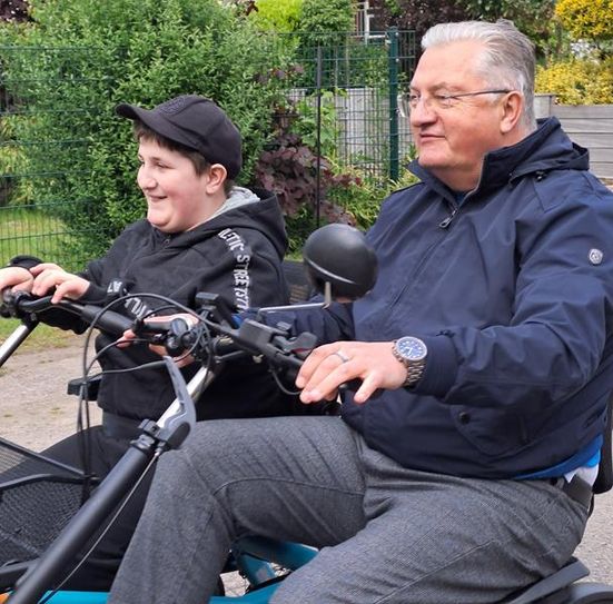 Lukas mit Vater Wolfgang. Und Ilvy mit Mutter Meike.