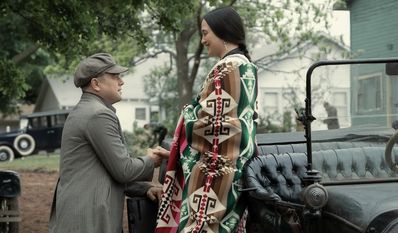 Händchenhalten, das Habgier besiegelt: Lily Gladstone und Leonardo DiCaprio als „Ehepaar“ Ernest und Mollie Burkhart.