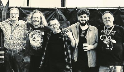 RockAvenue singen Stücke von AC/DC, Guns N‘Roses und den Toten Hosen.