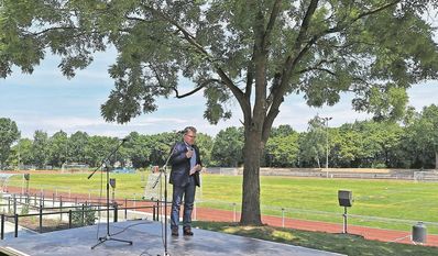 Bürgermeister Jürgen Kuck eröffnet das Stadion. Gut zu erkennen: Die neuen Platzmarkierungen für die Ritterhuder Badgers.