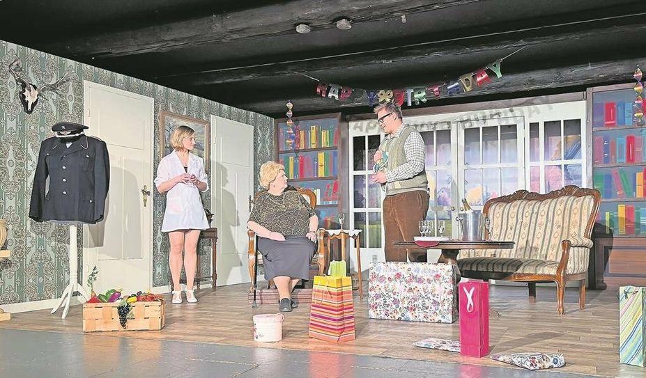 Mit viel Witz präsentieren die Darsteller:innen ihr neues Theaterstück und zeigen ein Leben mit Machtspielen und Intrigen.