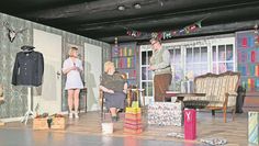 Mit viel Witz präsentieren die Darsteller:innen ihr neues Theaterstück und zeigen ein Leben mit Machtspielen und Intrigen.