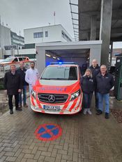 Das neue elektrische Notarzteinsatzfahrzeug steht an der Schnellladestation beim Diako.