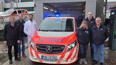 Das neue elektrische Notarzteinsatzfahrzeug steht an der Schnellladestation beim Diako.