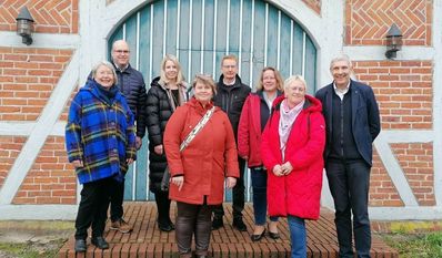 Die Veranstalter:innen des Weinfestes vom Lions Club und Rotary Club mit Stefanie Kase, Vetreterin der Volksbank, Schirmherr Torsten Rohde und den Spendenempfängerinnen des Bürgervereins Ohlenstedt.