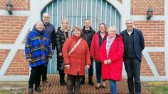 Die Veranstalter:innen des Weinfestes vom Lions Club und Rotary Club mit Stefanie Kase, Vetreterin der Volksbank, Schirmherr Torsten Rohde und den Spendenempfängerinnen des Bürgervereins Ohlenstedt.