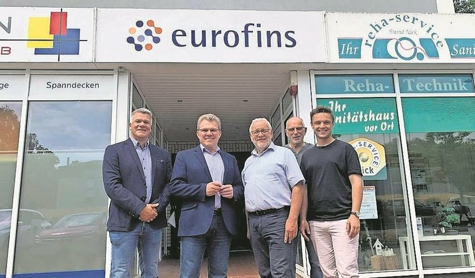 Bürgermeister Jürgen Kuck (2.v.l.) bedankt sich beim Team von Eurofins für die geleistete Arbeit.
