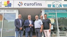 Bürgermeister Jürgen Kuck (2.v.l.) bedankt sich beim Team von Eurofins für die geleistete Arbeit.
