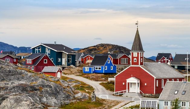 Red, White and Blue? Diese Häuser in der grönländischen Hauptstadt Nuuk tragen wohl eher zufällig die Farben der US-amerikanischen Flagge.