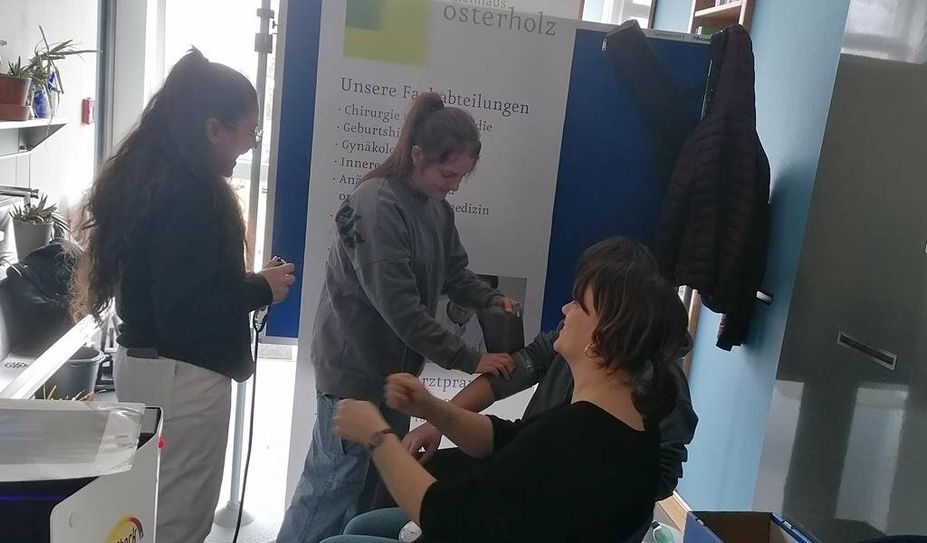 Am Stand von Acelor Mittal erhielten Schüler:innen Einblicke in Betriebstechnik.