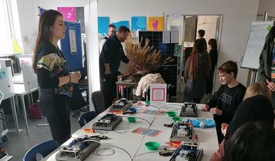 Am Stand von Acelor Mittal erhielten Schüler:innen Einblicke in Betriebstechnik.