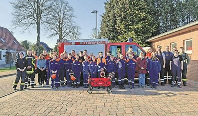 Die Jugendlichen freuen sich über das neue Transportmittel.