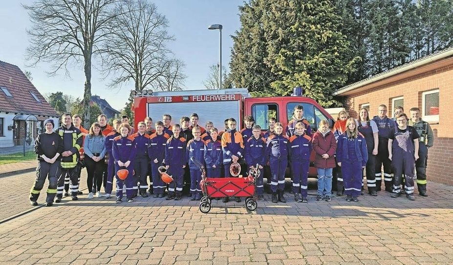 Die Jugendlichen freuen sich über das neue Transportmittel.