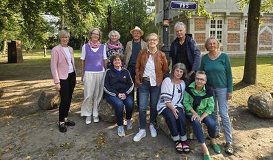 Stephanie Tietjen vetritt den Sponsor, die Volksbank Osterholz Bremervörde und freut sich mit Katrin Schütte, Hildegard Ziegler-Gräbel, Werner Gräbel, Silvia Uster, Hartmut Sonnenburg und Marianne Hermann, sowie sitzend: Imke Komesker, Daniela Doreen Revink und Edeltraut Hennemann auf die Offenen Ateliers des Kunstvereins Osterholz.