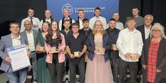 Die Ehrung der Besten. Redner Till Cordes (links mit Ehrenurkunde) betonte die Wichtigkeit des gestärkten Rückens der Handwerks.